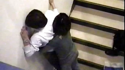 Ayudando mujeres desnudas con buenas tetas a su novia en la cocina no es sólo útil, sino también agradable .. siempre he pensado que la mesa era el lugar más adecuado para ello.