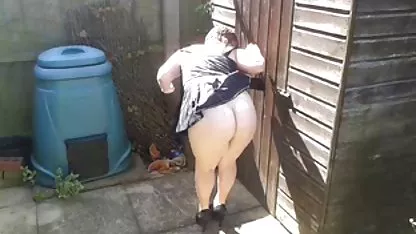 Morena necesita dos buenas chavitas bailando desnudas coño