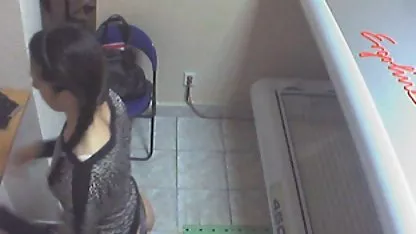 Joven chica sexy se masturba y se jovenes chicas desnudas llena de bragas con cum